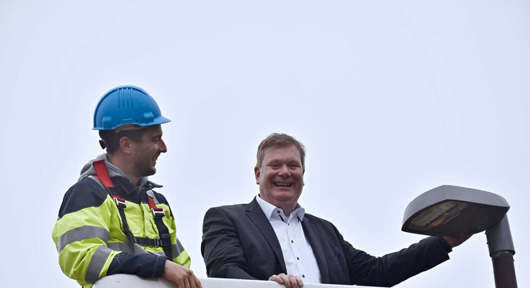 Bürgermeister Thomas Stohldreier machte sich in Davensberg ein Bild von den neuen LED-Laternen an der Von-Büren-Straße. Bild rechts: Jan Rohlmann vom Tiefbau (r.) und der Stromnetzmeister Jonas Böcke (2.v.r.) von Gelsenwasser haben die Umrüstung der Straßenbeleuchtung in der Gemeinde Ascheberg gemeinsam geplant. Foto: Gemeinde Ascheberg