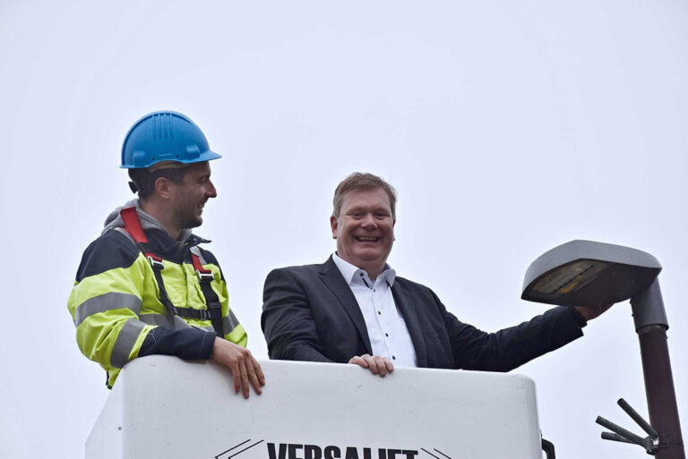 Bürgermeister Thomas Stohldreier machte sich in Davensberg ein Bild von den neuen LED-Laternen an der Von-Büren-Straße. Bild rechts: Jan Rohlmann vom Tiefbau (r.) und der Stromnetzmeister Jonas Böcke (2.v.r.) von Gelsenwasser haben die Umrüstung der Straßenbeleuchtung in der Gemeinde Ascheberg gemeinsam geplant. Foto: Gemeinde Ascheberg