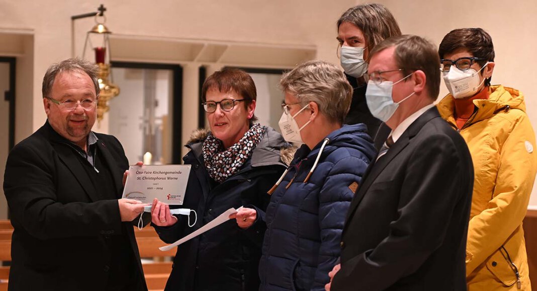 Thomas Kamp Deister (links) hat die Auszeichnung „Ökofaire Gemeinde“ an den Ausschuss für Schöpfungsbewahrung der Pfarrei St. Christophorus in Werne überreicht. Foto: Karola Wiedemann