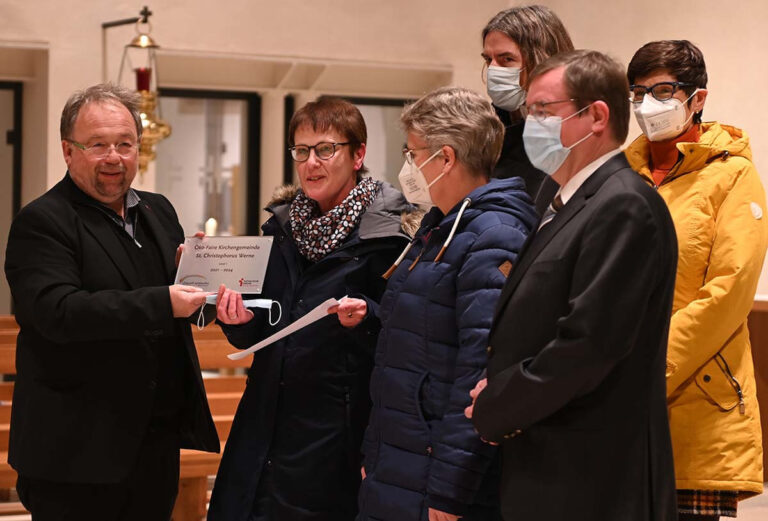 Thomas Kamp Deister (links) hat die Auszeichnung „Ökofaire Gemeinde“ an den Ausschuss für Schöpfungsbewahrung der Pfarrei St. Christophorus in Werne überreicht. Foto: Karola Wiedemann