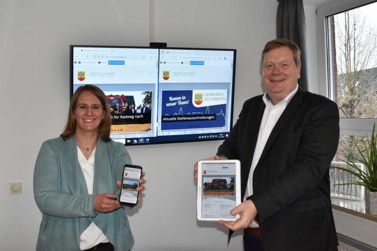 Pressesprecherin Simone Böhnisch und Bürgermeister Thomas Stohldreier zeigen die verschiedenen Bildschirmgrößen, auf denen die neu gestaltete Gemeindewebseite nun optimal zu sehen ist. Foto: Gemeinde Ascheberg