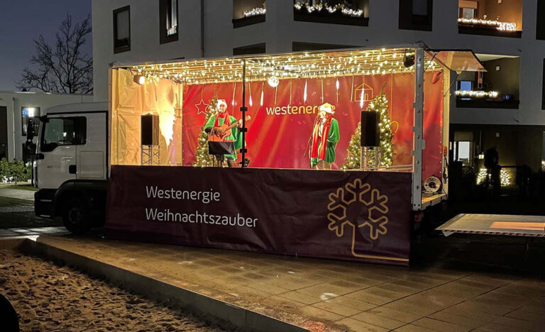 Das Musik-Duo des Westenergie Weihnachtszaubers überraschte bereits im Vorjahr Menschen mit Weihnachtsliedern vor ihrer Haustür. Foto: Westenergie