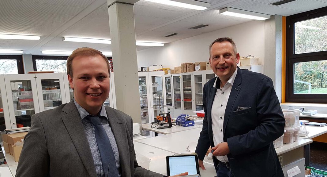 AFG-Leiter Marcel Damberg (rechts) freut sich über die Unterstützung durch die Volksbank, vertreten durch Philipp Gärtner. Foto: Bäumer