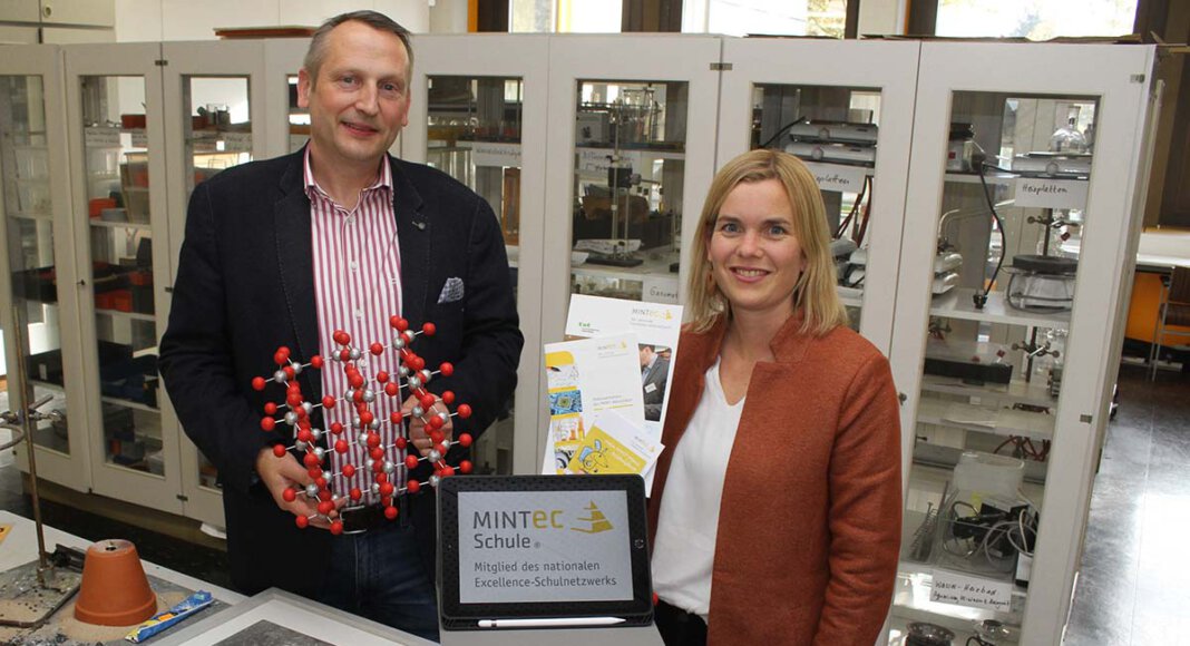 Schulleiter Marcel Damberg und Mint-Koordinatorin Julia Krickau sind mächtig stolz auf die Zertifizierung. Foto: Isabel Schütte