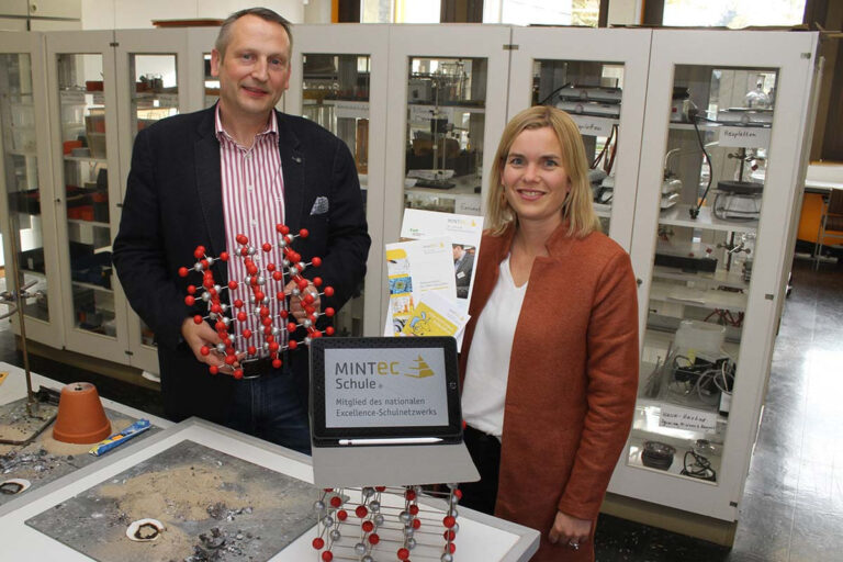 Schulleiter Marcel Damberg und Mint-Koordinatorin Julia Krickau sind mächtig stolz auf die Zertifizierung. Foto: Isabel Schütte