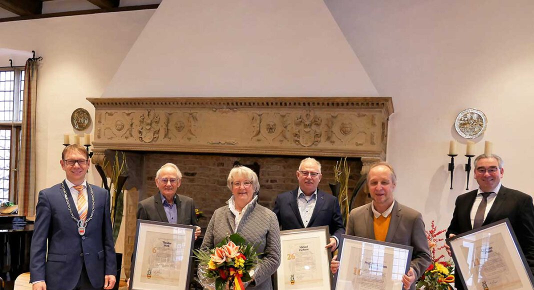 Urkunden und Blumen zum Dank für bürgerschaftliches Engagement. Bürgermeister Lothar Christ ehrte Theodor Stork, Annegret Lohmann, Michael Zurhorst, Prof. Dr. Andreas Heinecke und Christian Schmid (v.l.). Vier weitere Ehemalige konnten nicht teilnehmen. Foto: Gaby Brüggemann