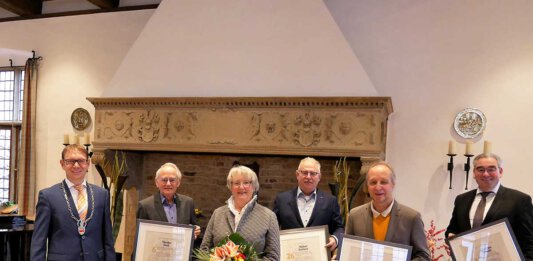 Urkunden und Blumen zum Dank für bürgerschaftliches Engagement. Bürgermeister Lothar Christ ehrte Theodor Stork, Annegret Lohmann, Michael Zurhorst, Prof. Dr. Andreas Heinecke und Christian Schmid (v.l.). Vier weitere Ehemalige konnten nicht teilnehmen. Foto: Gaby Brüggemann