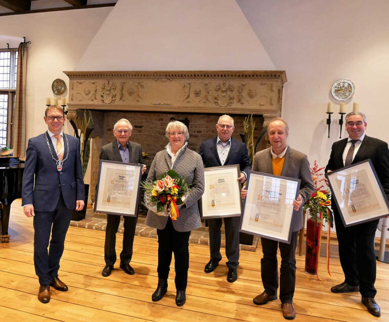 Urkunden und Blumen zum Dank für bürgerschaftliches Engagement. Bürgermeister Lothar Christ ehrte Theodor Stork, Annegret Lohmann, Michael Zurhorst, Prof. Dr. Andreas Heinecke und Christian Schmid (v.l.). Vier weitere Ehemalige konnten nicht teilnehmen. Foto: Gaby Brüggemann