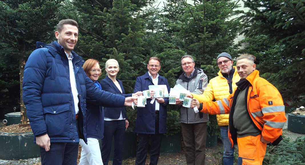 Stoßen auf einen erfolgreichen Adventsmarkt und Glitzerwald an: Markus Droste (v.l./Westenergie), Daniela Wehmeyer (Altstadt-Apotheke), Verena Ginter (Stadtwerke Selm), Bürgermeister Thomas Orlowski, Pfarrer Claus Themann, Glitzerwald-Betreiber Wilfried Reckers und Markus Driessen (Stadtwerke Selm). Foto: M. Woesmann/Stadt Selm