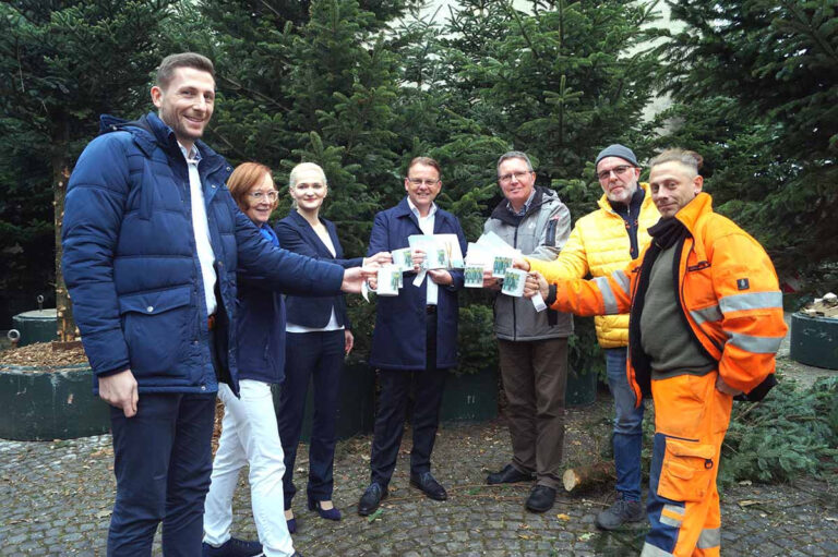 Stoßen auf einen erfolgreichen Adventsmarkt und Glitzerwald an: Markus Droste (v.l./Westenergie), Daniela Wehmeyer (Altstadt-Apotheke), Verena Ginter (Stadtwerke Selm), Bürgermeister Thomas Orlowski, Pfarrer Claus Themann, Glitzerwald-Betreiber Wilfried Reckers und Markus Driessen (Stadtwerke Selm). Foto: M. Woesmann/Stadt Selm