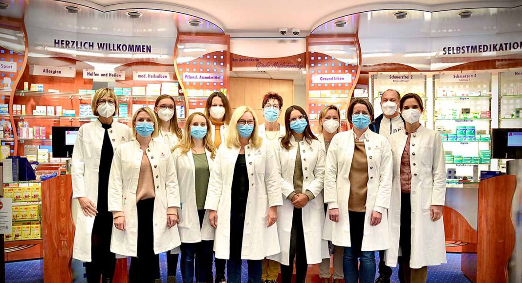 Die „Apotheke am Solebad“ im Salinenparc besteht seit 20 Jahren. Das feiern Inhaber Julia Matlachowsky und ihr Team in der kommenden Woche. Foto: Privat