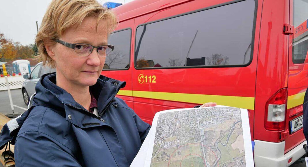 Petra Jäger, Ordnungsamt Werne, zeigt auf der Karte die Lage der 100-Kilogramm-Weltkriegsbombe.