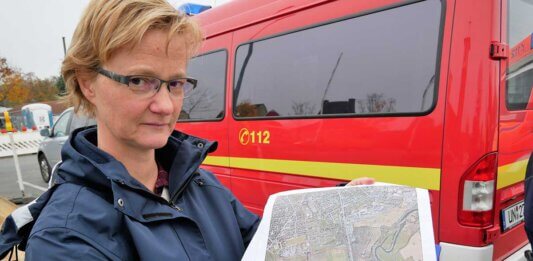Petra Jäger, Ordnungsamt Werne, zeigt auf der Karte die Lage der 100-Kilogramm-Weltkriegsbombe.