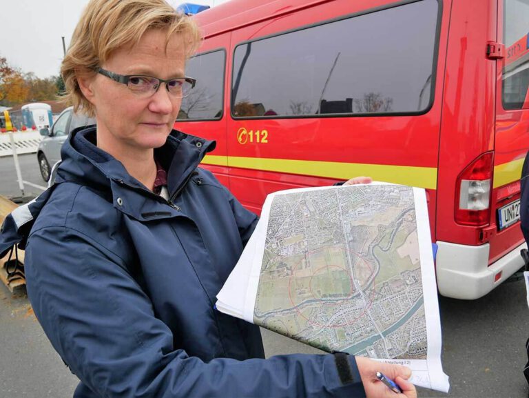 Petra Jäger, Ordnungsamt Werne, zeigt auf der Karte die Lage der 100-Kilogramm-Weltkriegsbombe.