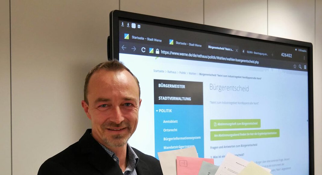 Sven Henning mit den Briefwahlunterlagen zum Bürgerentscheid. Auf der Homepage der Stadt Werne gibt es alle Informationen zur Abstimmung. Foto: Gaby Brüggemann