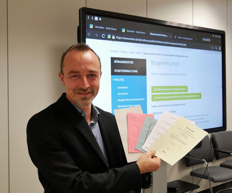 Sven Henning mit den Briefwahlunterlagen zum Bürgerentscheid. Auf der Homepage der Stadt Werne gibt es alle Informationen zur Abstimmung. Foto: Gaby Brüggemann