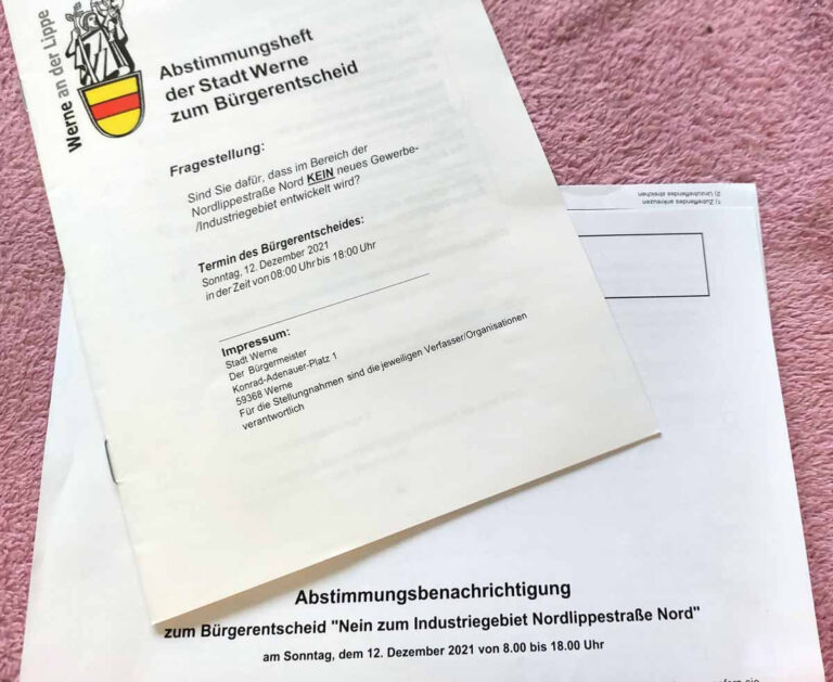 Die Abstimmungsbenachrichtigung und das Informationsheft zum Bürgerentscheid am 12. Dezember 2021. Foto: Wagner