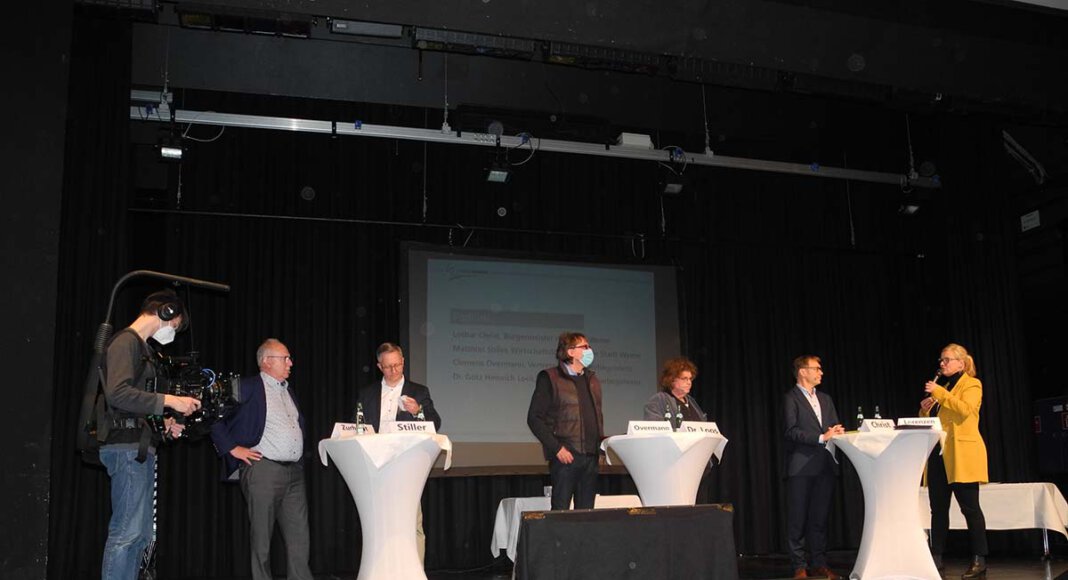 Auf dem Podium beantworteten (v.li.) Michael Zurhorst, Matthias Stiller, Clemens Overmann, Dr. Götz Heinrich Loos und Bürgermeister Lothar Christ die Fragen der Bürger.