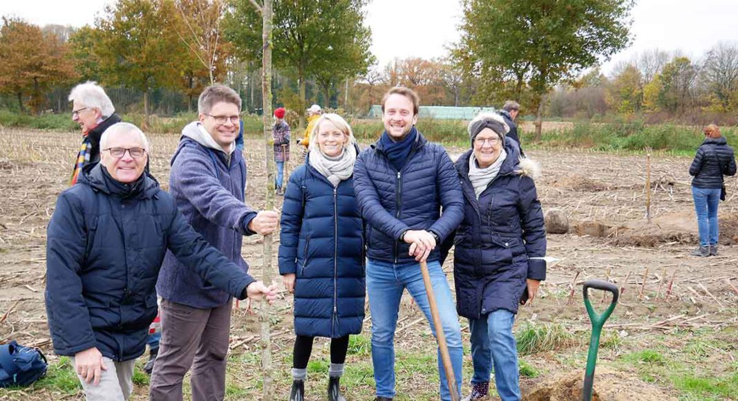 Eine Eberesche ist der Baum fürs Leben von Jürgen Boehm. Sorgfältig von der Familie eingepflanzt, kann er jetzt Wurzeln schlagen.