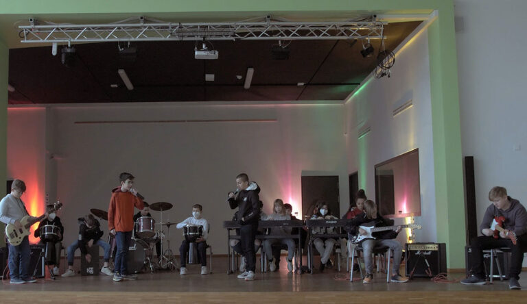 Die Verantwortlichen der Sekundarschule weisen auf den Eltern-Informationsabend und dem Tag der offenen Tür hin. Dabei wird es auch um das Projekt „Class meets Pop – Musikklassenkonzept für Bandinstrumente“ gehen. Foto: MSS