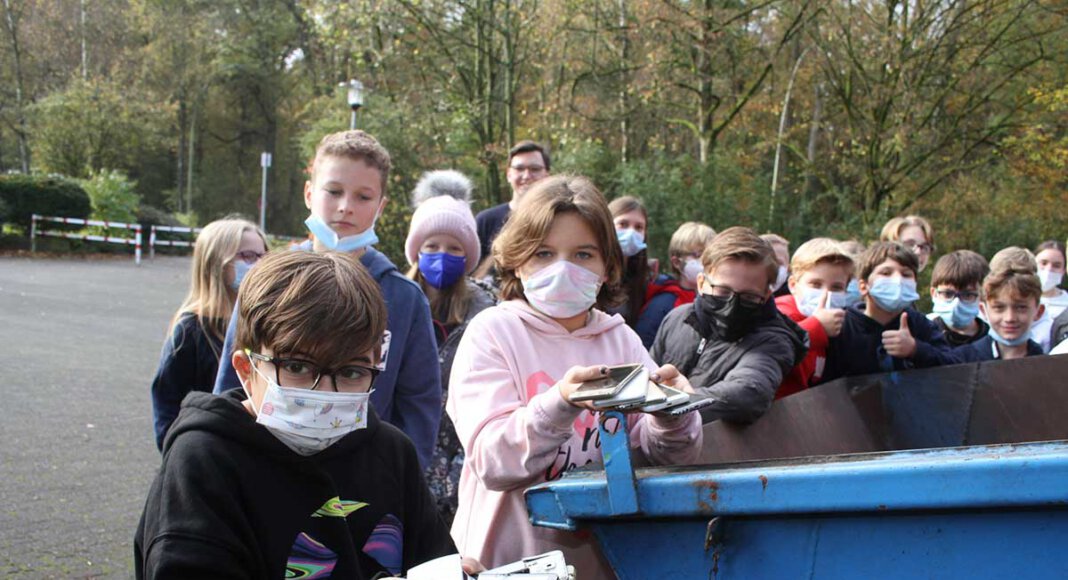 Die 6a des Anne-Frank-Gymnasium (AFG) nimmt bis zum 24. November an der E-Waste Race teil. Ziel ist es, möglichst viel Elektroschrott zu sammeln. Foto: Isabel Schütte