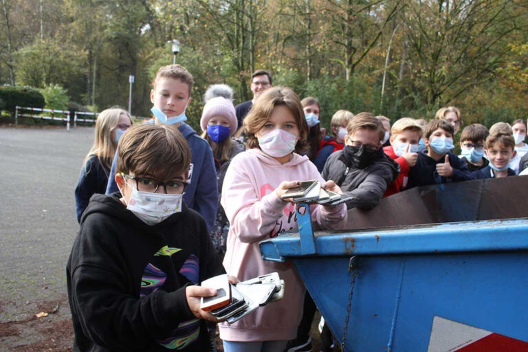 Die 6a des Anne-Frank-Gymnasium (AFG) nimmt bis zum 24. November an der E-Waste Race teil. Ziel ist es, möglichst viel Elektroschrott zu sammeln. Foto: Isabel Schütte