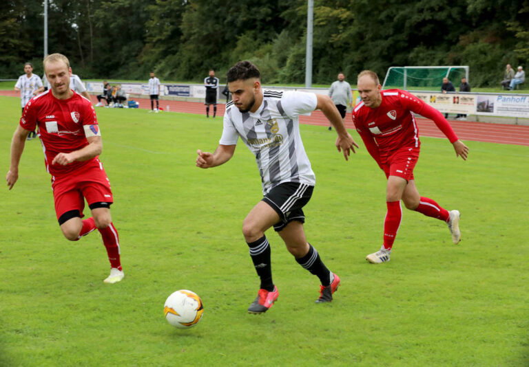 Die laufende Fußball-Saison wird auf Grundlage der neuen Coronaschutzverordnung für die meisten Teams fortgesetzt. Das entschied der Verband. Foto: Volkmer