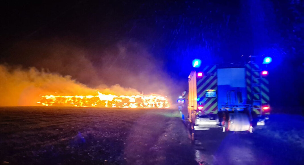 Das HLF20 aus Stockum an der Einsatzstelle. Bei der Ankunft der Ehrenamtliche brannten die Streuballen lichterloh. Foto: Feuerwehr Werne