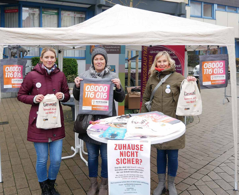 Offen für Fragen und gut vernetzt, machten Michele Taubert, Tanja Weber und Monika Eichmanns (v.l.) auf die Aktionswoche „Gegen Gewalt an Frauen“ und auf die Kampagne „Gewalt kommt nicht ins Netz“ aufmerksam. Foto: Gaby Brüggemann