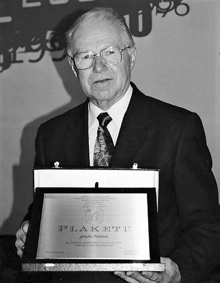 Hans Heinlein, hier mit der Stadtplakette von Bihac für seine Verdienste um die Stadt in Bosnien, ist tot. Der ehemalige Rektor der Wiehagenschule Werne starb am Sonntag (14. November 2021) im Alter von 91 Jahren. Foto: Bosnienhilfe Hamm