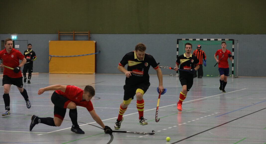 United-Angreifer Henrik Grotefeld umspielt in dieser Szene den gegnerischen Stock und erzielt wenig später eines seiner zwei Tore. Foto: Volkmer