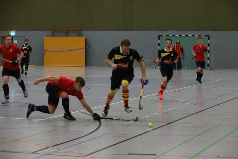 United-Angreifer Henrik Grotefeld umspielt in dieser Szene den gegnerischen Stock und erzielt wenig später eines seiner zwei Tore. Foto: Volkmer
