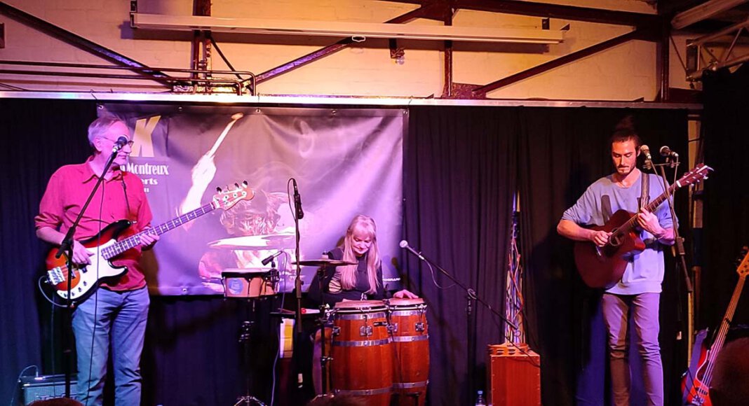 Ihr gelungenes Debüt-Konzert gaben die drei Musiker vor gut besetztem Haus und brachten mit ihrer Fusion aus Neo Folk/ Reggae und ein wenig HipHop Einflüssen das Publikum in aufmunternde Stimmung. Foto: Sperlich