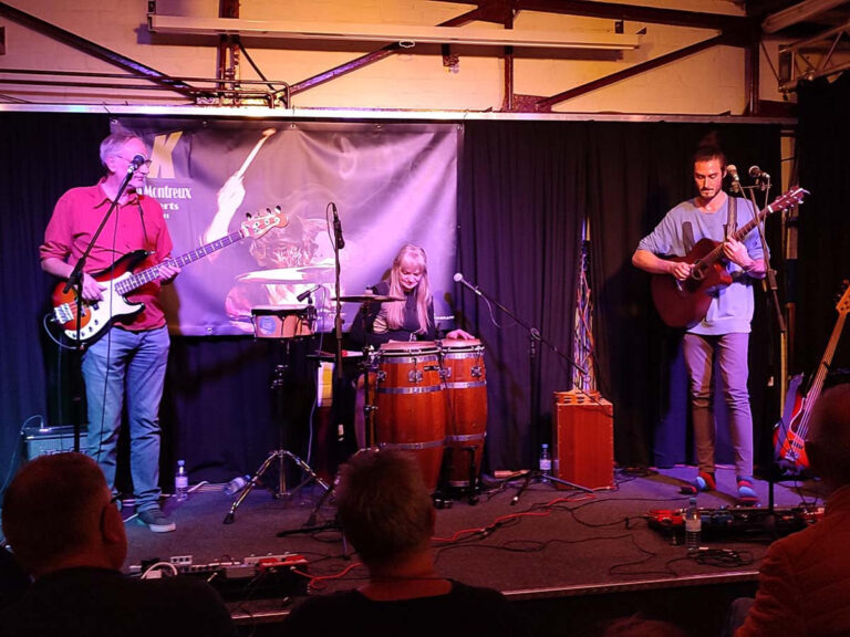 Ihr gelungenes Debüt-Konzert gaben die drei Musiker vor gut besetztem Haus und brachten mit ihrer Fusion aus Neo Folk/ Reggae und ein wenig HipHop Einflüssen das Publikum in aufmunternde Stimmung. Foto: Sperlich