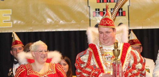 Geheimnis enthüllt: Prinz Marco II. und Prinzessin Saskia I. führen die Werner Karnevalisten in dieser Session. Foto: Isabel Schütte