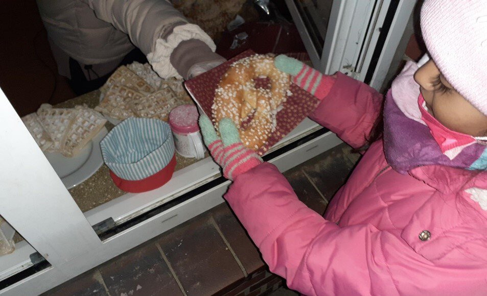 Kinder von vier KiTas konnten sich am Martinstag über süße Brezeln freuen. Foto: Amazon