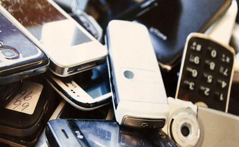 Die Kolpingsfamilie sammelt am kommenden Samstag nicht nur Gebrauchtkleider, sondern auch Handys und Tablets. Foto: Kolping