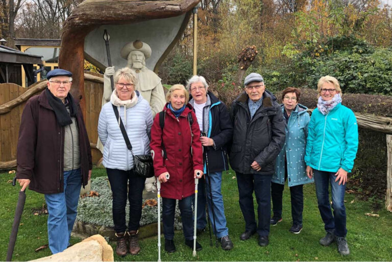 Das Bild zeigt einige Teilnehmende der Wanderung vor der Jakobusstatue. Foto: Benno Jäger