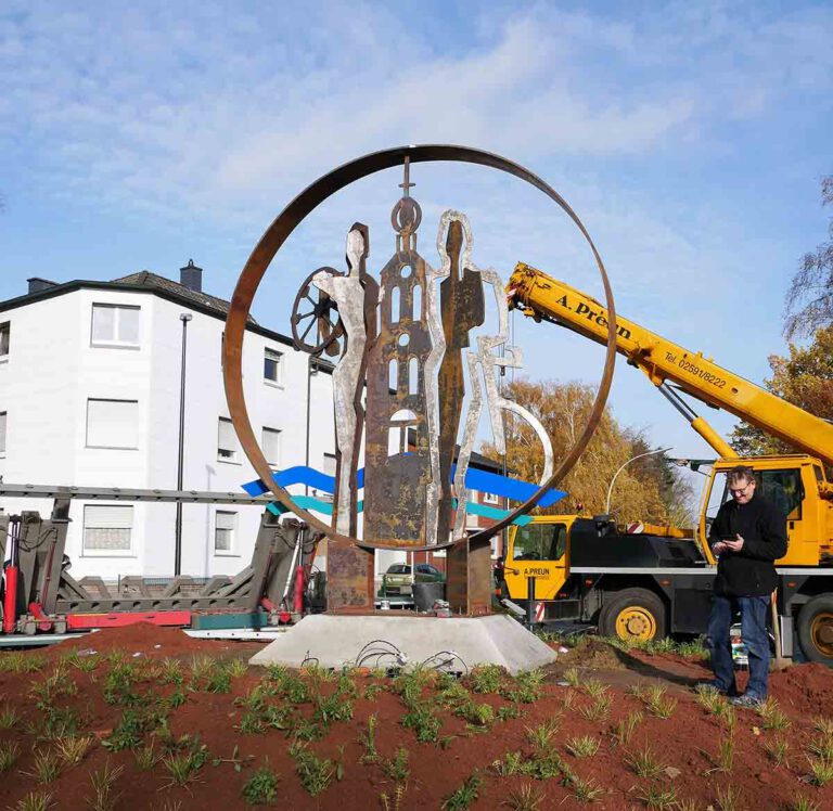 Viele Fotos: So lief der Aufbau der riesigen Kreisel-Skulptur