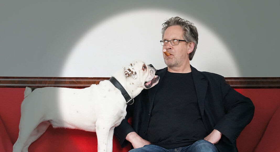 Kabarettist Kurt Knabenschuh und Hund Otiz sind im Kulturzentrum flözK zu Gast. Foto: Uwe Kleibrink