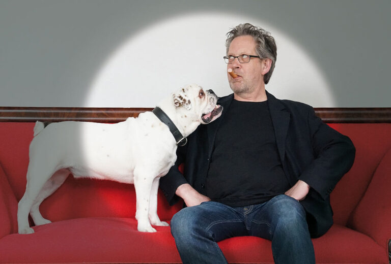 Kabarettist Kurt Knabenschuh und Hund Otiz sind im Kulturzentrum flözK zu Gast. Foto: Uwe Kleibrink