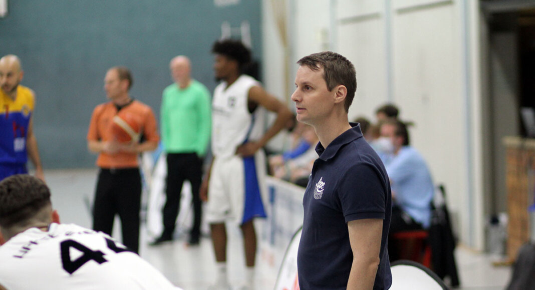 Christoph Henke, Trainer der LippeBaskets, sah eine gute Leistung seiner Truppe beim Spitzenreiter TVO Biggesee. Foto: Wagner