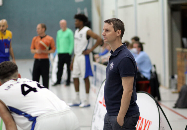 Christoph Henke, Trainer der LippeBaskets, sah eine gute Leistung seiner Truppe beim Spitzenreiter TVO Biggesee. Foto: Wagner