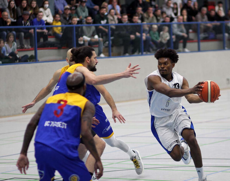 Kengmoe Noibissi zieht hier druckvoll zum Korb, verlor am Ende aber unnötig mit den LippeBaskets gegen Soest. Foto: Wagner