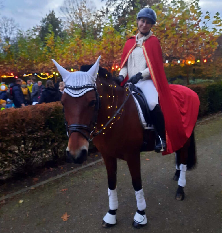 Der Laternenumzug wurde vom Heiligen Martin hoch zu Ross angeführt. Foto: Privat