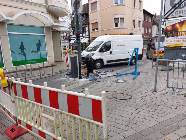 Ein elektrischer Poller regelt am Eingang zum Marktplatz den Verkehr. Foto: Wagner