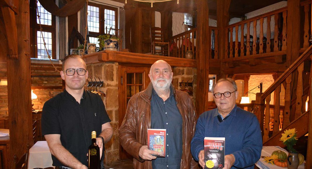 Marvin Dresen vom Team des Restaurants Baumhove, Krimiautor Rudi Müllenbach und Herausgeber Hartmut Marks freuen sich auf den „Mord in drei Gängen“. Foto: Magnus See