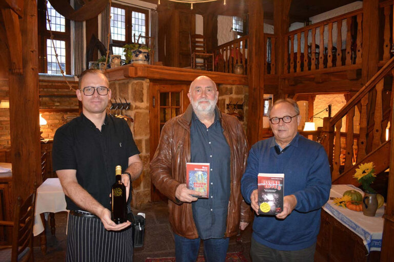 Marvin Dresen vom Team des Restaurants Baumhove, Krimiautor Rudi Müllenbach und Herausgeber Hartmut Marks freuen sich auf den „Mord in drei Gängen“. Foto: Magnus See