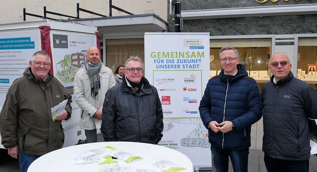 Lebhafte Resonanz auf ihren Infostand meldeten Martin Pausch (parteilos), Markus Rusche (CDU), Dr. Thomas Gremme (UWG), Matthias Stiller (Wirtschaftsförderung) und Siegfried Scholz (SPD) zurück (von links). Foto: Gaby Brüggemann