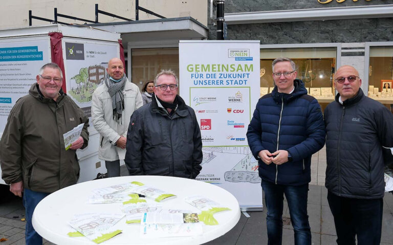 Lebhafte Resonanz auf ihren Infostand meldeten Martin Pausch (parteilos), Markus Rusche (CDU), Dr. Thomas Gremme (UWG), Matthias Stiller (Wirtschaftsförderung) und Siegfried Scholz (SPD) zurück (von links). Foto: Gaby Brüggemann